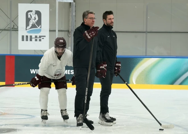 Latvijas hokejisti aizvada pirmo treniņu olimpisko spēļu mājvietā.