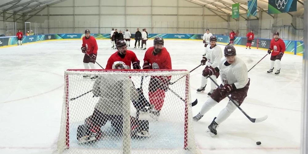 Latvijas hokejisti aizvadījuši pirmo nodarbību olimpisko spēļu mājvietā.