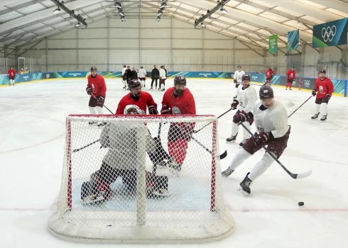 Latvijas hokejisti aizvadījuši pirmo nodarbību olimpisko spēļu mājvietā.
