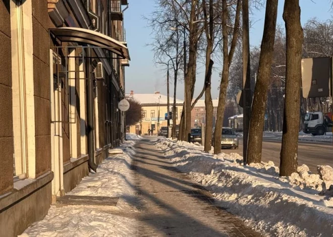 Ielas Daugavpilī kaisa ar sāli vai smiltīm? Skaidro eksperti