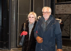 FOTO: ļaudis dodas Jaunajā Rīgas teātrī baudīt Matīsa Kažas iestudētās "Apbrīnas ielejas" pirmizrādi