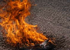 Igaunijas pilsoņus lūdz apsūdzēt par mēģinājumiem aizdedzināt māju un mašīnu Liepājā