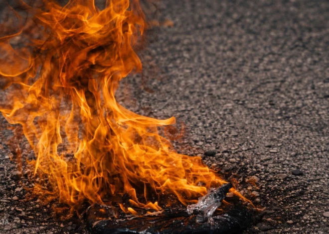 Igaunijas pilsoņus lūdz apsūdzēt par mēģinājumiem aizdedzināt māju un mašīnu Liepājā