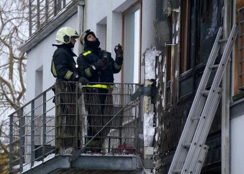 Ugunsgrēka likvidēšanas darbi dzīvojamā mājā Ķekavas novada Ķekavas pagasta Krustkalnu ciemā.