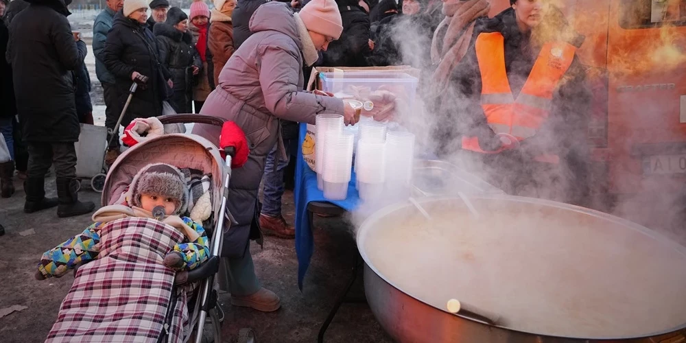 Раздача горячей еды в Киеве.
