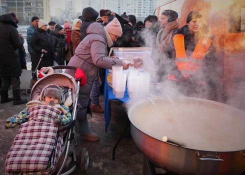 Раздача горячей еды в Киеве.