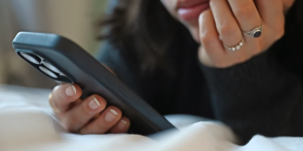 Daudzi sociālie tīkli, tostarp "TikTok", "Facebook" un "Snapchat", jau labu laiku ir aizlieguši reģistrēties bērniem, kas jaunāki par 13 gadiem.