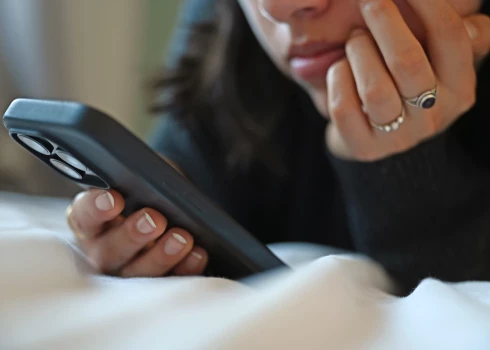 Daudzi sociālie tīkli, tostarp "TikTok", "Facebook" un "Snapchat", jau labu laiku ir aizlieguši reģistrēties bērniem, kas jaunāki par 13 gadiem.