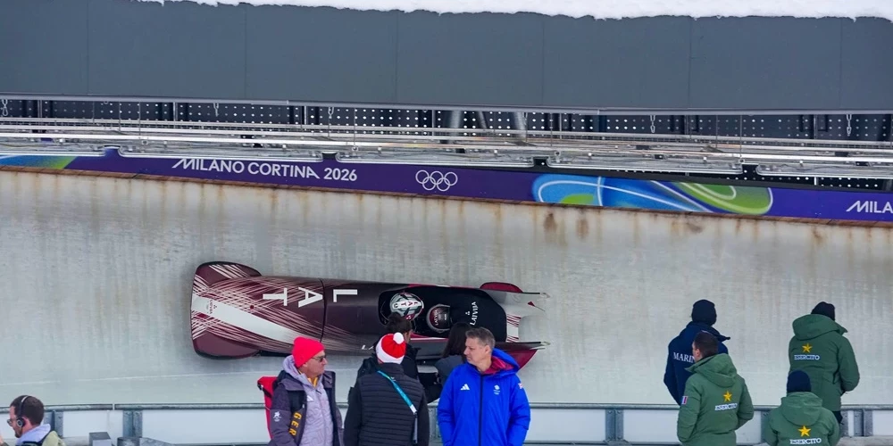 Латвийские бобслеисты уже тренируются на трассе в Кортине.