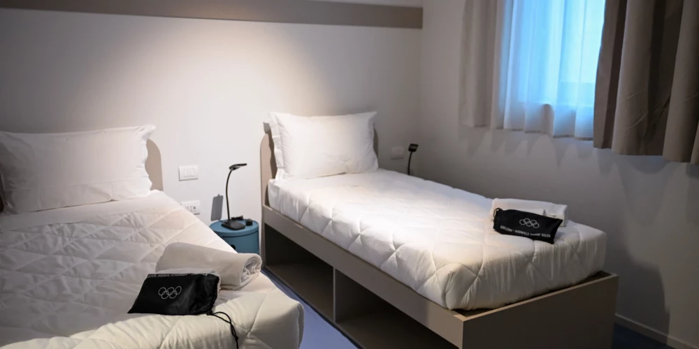 Divvietīgs numurs atlētiem olimpiskajā ciematā. 