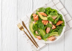 Салат с лососем и авокадо, который можно собрать за 15 минут