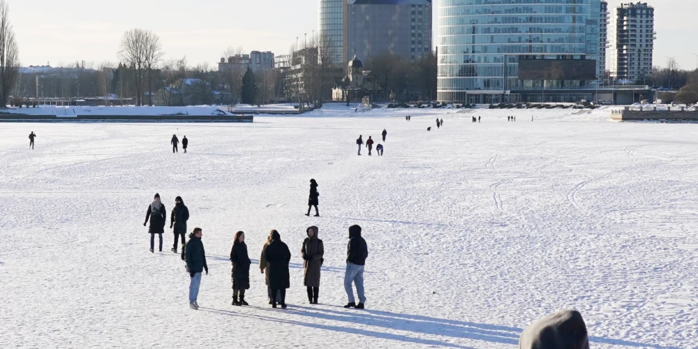 Cilvēki uz Daugavas ledus.