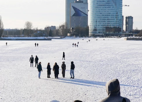 Cilvēki uz Daugavas ledus.