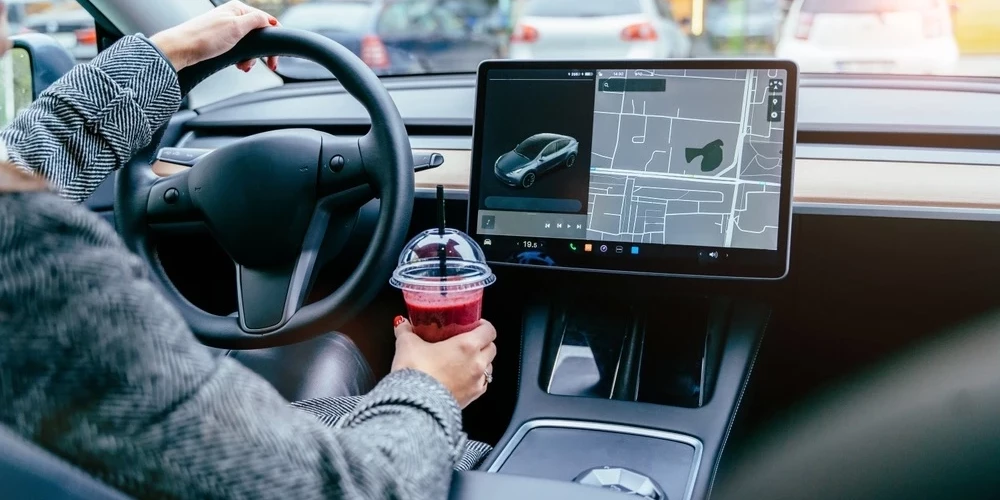 Компания "Тесла" в Латвии официального представительства пока не имеет.