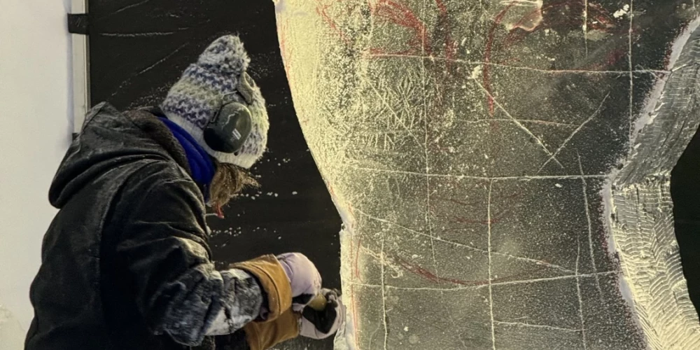 Starptautiskos konkursos atzīti tēlnieki ledū atveido savu skatījumu par tēmu "Ilūzijas spēks", aicinot apmeklētājus raudzīties tālāk par acīm redzamo un piedzīvot brīžus, kuros patiesība savijas ar maldiem.