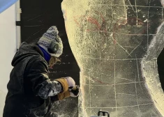 VIDEO; FOTO: meistari Jelgavā darina ziemas karaļvalsti - norit gatavošanās ledus skulptūru festivālam