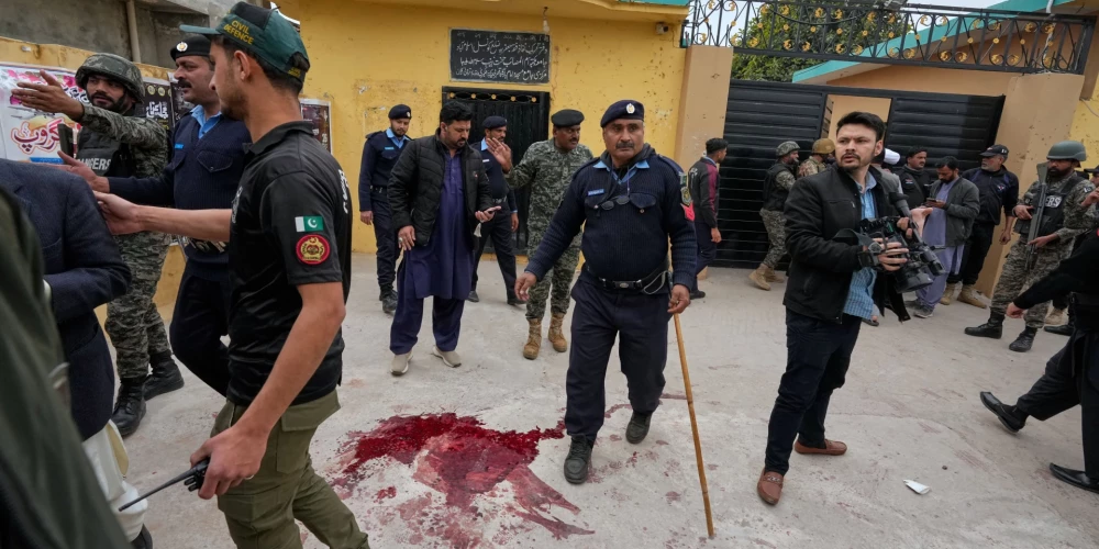 Sprādziens noticis šiītu mošejā Islamabadas dienvidaustrumos piektdienas lūgšanu laikā (foto: Scanpix / AP)