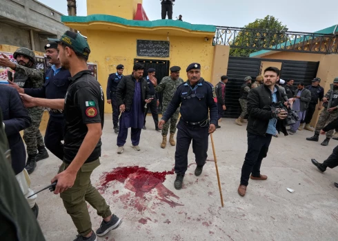 Sprādziens noticis šiītu mošejā Islamabadas dienvidaustrumos piektdienas lūgšanu laikā (foto: Scanpix / AP)