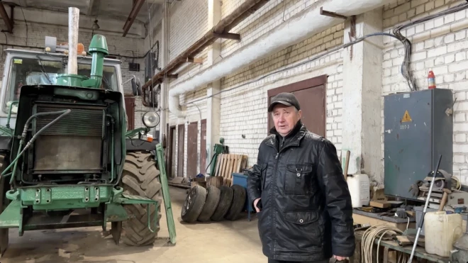 Vietējais iedzīvotājs Grigorijs strādā par mehanizatoru bijušajās kolhoza “Padomju Latvija” darbnīcās, kas tagad pieder pagasta pārvaldei. Ziemā viņš tīra ceļus no sniega, vasarā – līdzina grants ceļus un apkalpo tehniku.