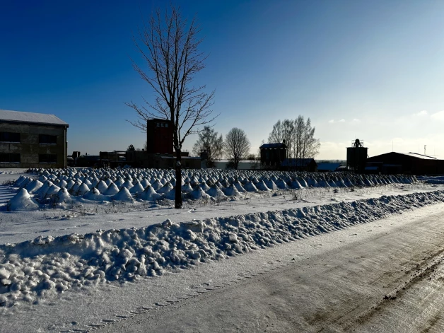 Piedrujas iedzīvotājiem robeža jau sen vairs nav nekāda eksotika. Tā ir ierasts fons – kā upe vai mežs. To redz pa logu, dzird pēc patruļu trokšņa, izjūt loģistikā un ikdienā. Pie iebraukšanas apdzīvotajā vietā – rindā sakrauti pelēki betona “pūķa zobi” gar ceļu: Latvija stiprina Eiropas Savienības un NATO austrumu robežu, uz robežas ar Baltkrieviju izbūvējot metāla žogu un inženiertehniskos šķēršļus.