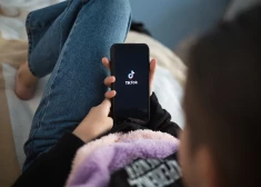 Еврокомиссия обвиняет TikTok в рисках для детей из‑за вызывающего зависимость дизайна