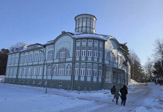 Bijušās kūrortpoliklīnikas "Rīgas Jūrmala" ēka Majoros celta laikā no 1911. līdz 1916. gadam.