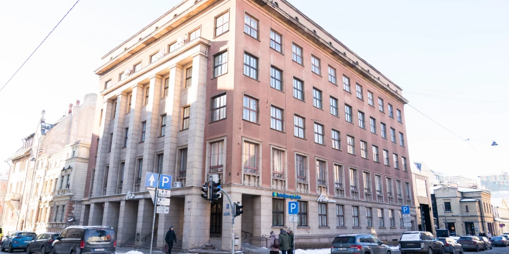 Viena no visplašāk zināmajām specpoliklīnikām atradās Skolas ielā 5, Rīgā. Mūsdienās šajā ēkā atrodas medicīnas klīnika ARS.