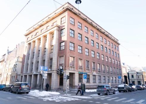 Viena no visplašāk zināmajām specpoliklīnikām atradās Skolas ielā 5, Rīgā. Mūsdienās šajā ēkā atrodas medicīnas klīnika ARS.