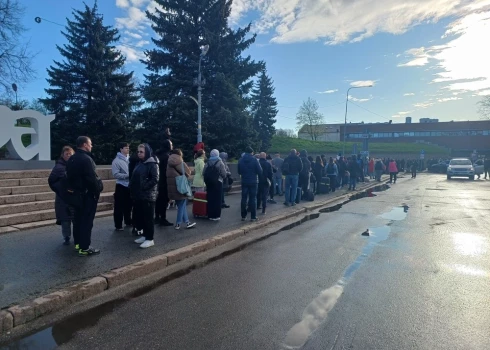 Очередь на пересечение границы на КПП в Нарве.