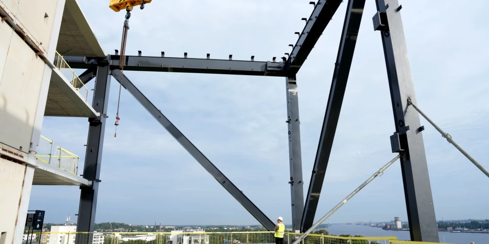 Строительство идет медленно, а в 2024 году вообще было заморожено на несколько месяцев.