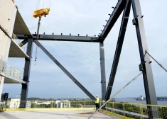 Убыточная литовская компания возьмет в долг еще несколько миллионов, чтобы достроить для рижан офисный центр