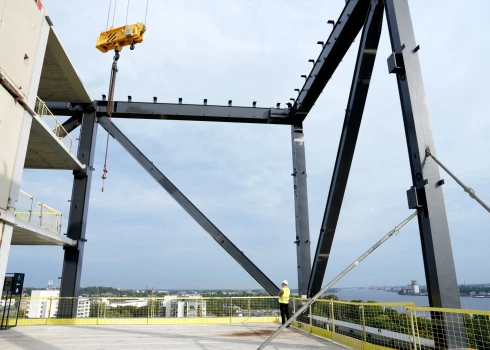 Строительство идет медленно, а в 2024 году вообще было заморожено на несколько месяцев.