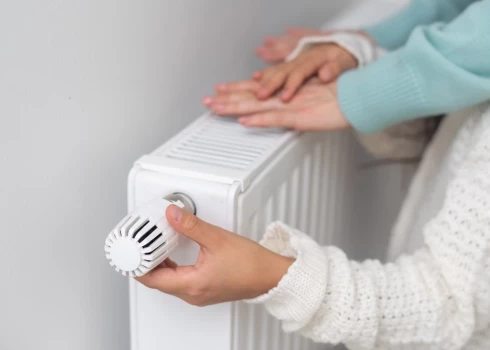 Valsts sola lielāku atbalstu mazāku ienākumu mājsaimniecībām apkures rēķinu segšanai.