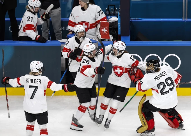 Šveices hokejistes izglābjas pamatlaikā un uzvar Čehiju pēcspēles metienos