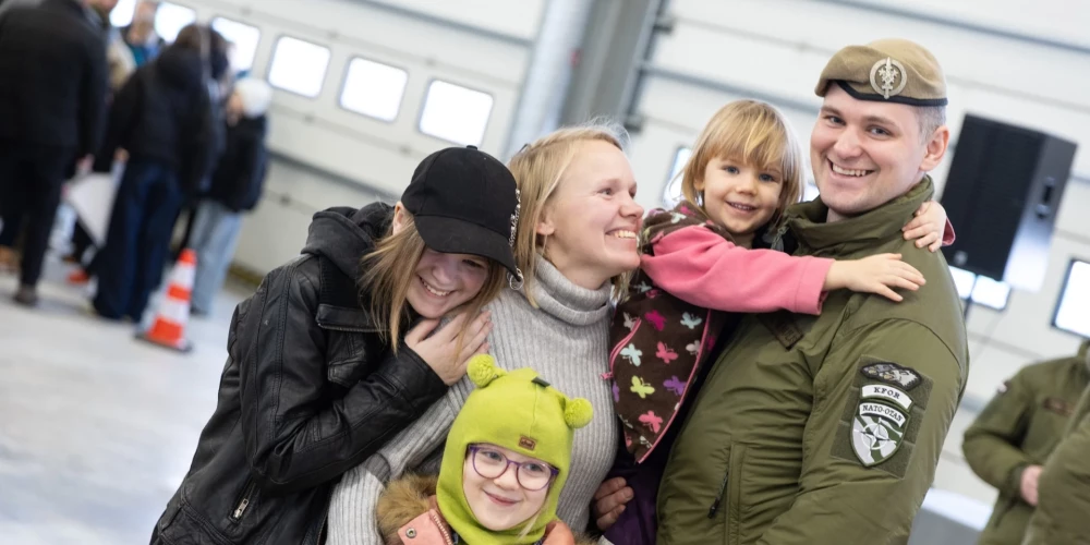 Военные снова дома, с семьей!