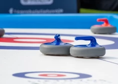 Молодежь за войну не отвечает? Латвийские керлингисты осудили возвращение на лед стран-агрессоров