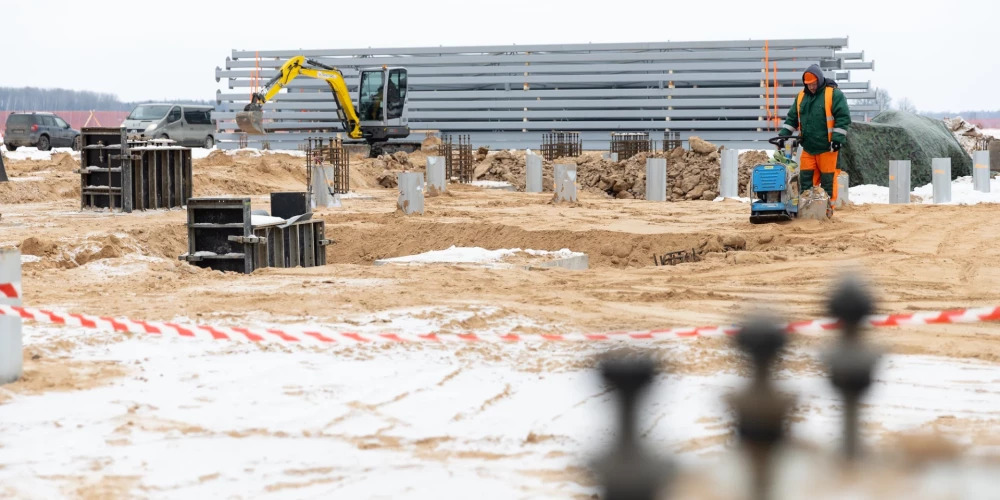 Militārajā bāzē “Lielvārde” iemūrē piemiņas kapsulu, atzīmējot “Black Hawk” helikopteru tehniskā angāra būvniecību.