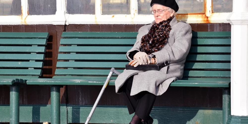 Vientulība pēc 60 maksā dārgi.