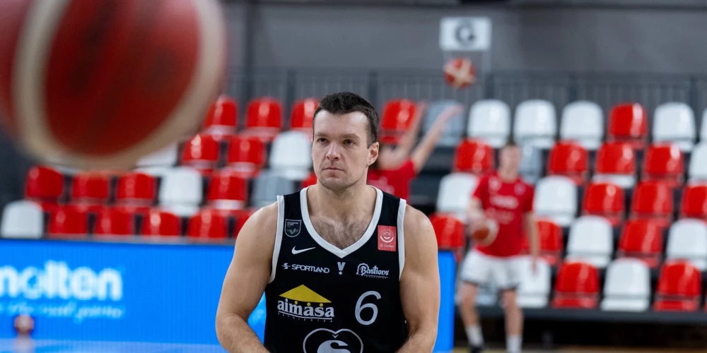 Valmieras basketbolisti pārspēj liepājniekus.