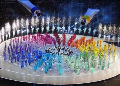 FOTO: Ar gaismu un krāsu šovu Milānā svinīgi atklātas olimpiskās spēles