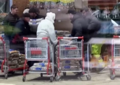Гранулы раскупаются как гречка в кризис: шокирующее видео паники в магазине Риги
