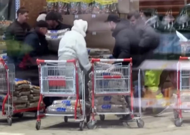 Гранулы раскупаются как гречка в кризис: шокирующее видео паники в магазине Риги