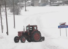 Brīdina autovadītājus: daudzviet valstī autoceļi ir apledojuši un sniegoti