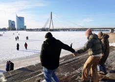 Rīgā nedrīkst kāpt uz Daugavas ledus; var saņemt sodu