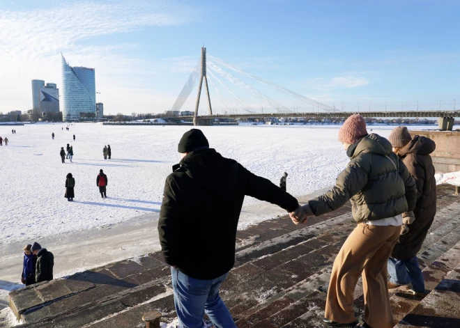 Rīgā nedrīkst kāpt uz Daugavas ledus; var saņemt sodu