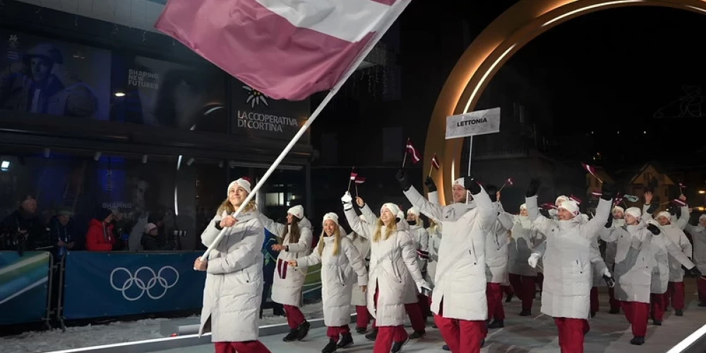 Dženifera Ģērmane ienes Latvijas karogu Kortīnā.