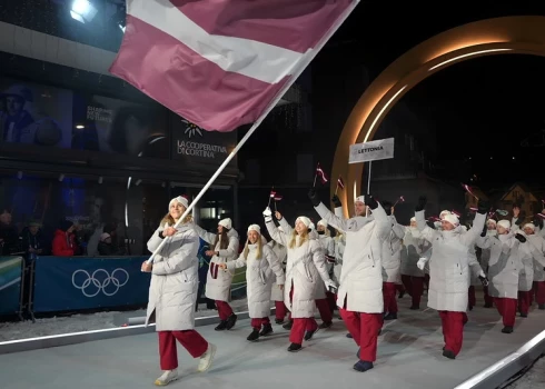 Dženifera Ģērmane ienes Latvijas karogu Kortīnā.