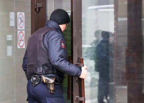 Policists ieiet dzīvojamā ēkā, kur notika slepkavības mēģinājums pret Krievijas Aizsardzības ministrijas ģenerālmajoru Vladimiru Aleksejevu