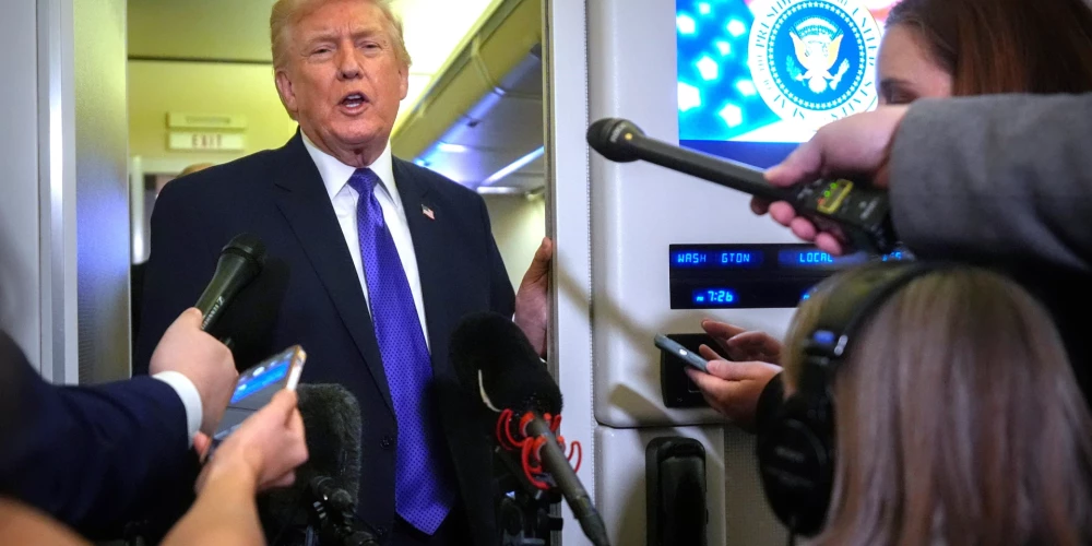 ASV prezidents Donalds Tramps "Air Force One" lidmašīnā atbild uz žurnālistu jautājumiem. 2026. gada 6. februāris.