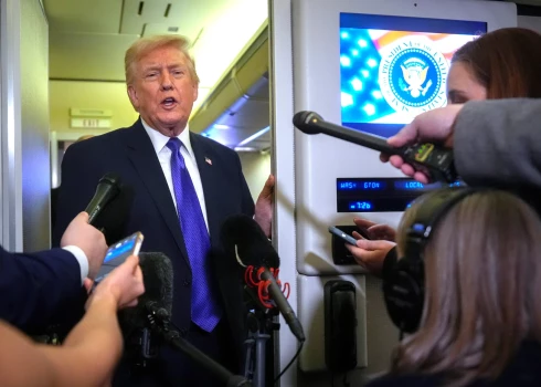 ASV prezidents Donalds Tramps "Air Force One" lidmašīnā atbild uz žurnālistu jautājumiem. 2026. gada 6. februāris.